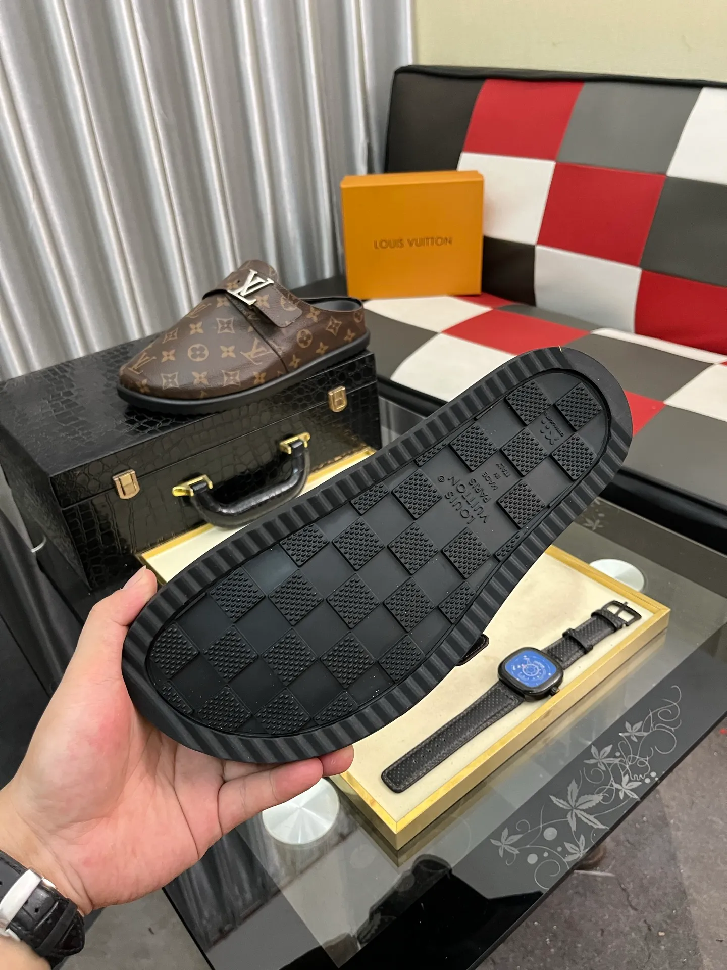 Men's shoes 💰380⌚️⌚️2025 new men's casual sandals and slippers, made of suede cow leather, with Monogram pattern to highlight the trendy style. Adjustable straps illuminated with LV letters, while a resilient insole and micro outsole provide lightweight comfort. Made of suede cow leather with embossed Monogram pattern and brand element metal hardware✅Adjustable straps➕Tough insole‼ ️Micro outsole. Comfortable and easy to wear‼ ️size: 38-443️⃣Colors available